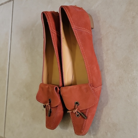 TOD'S pointed toe flat. Orange leather flat gently worn. Size 8. - Picture 5 of 10